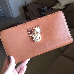 Michael kors zippy wallet in brown