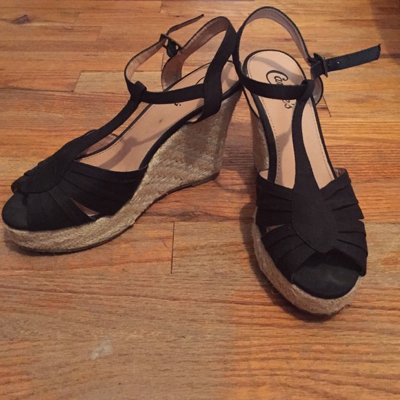 Black wedges