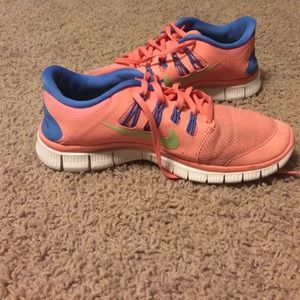 WOMENS NIKE FREE RUNS 5.0!!