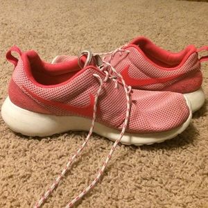 WOMENS NIKE ROSHES IN GOOD CONDITION!!