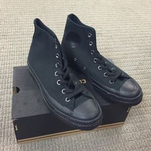 Black converse never worn!