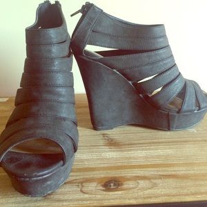 Black scrappy wedge