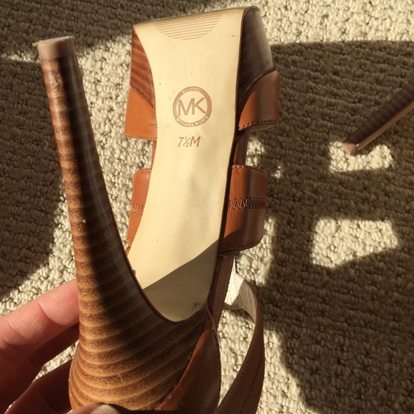 Michael Kors Tan Leather Zipper Heels Sz 7.5 - Picture 2 of 4