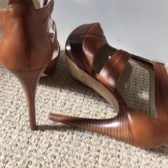 Michael Kors Tan Leather Zipper Heels Sz 7.5 - Picture 4 of 4