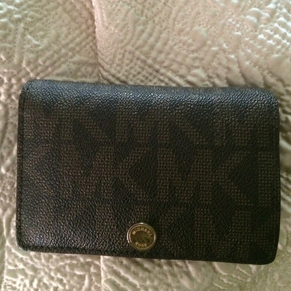 Michael Kors Handbags - ❤️💗💖💞Saffiano signature michael kors wallet