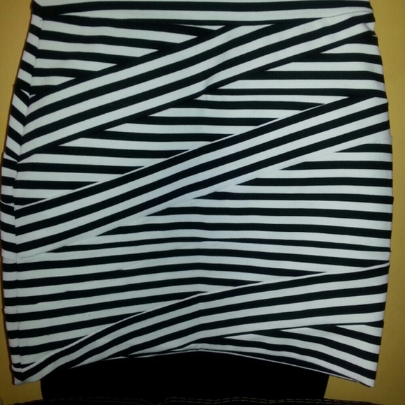 Black and white tiger inspired skirt - Picture 2 of 4