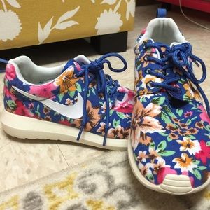 NWT Floral Nike Roshes
