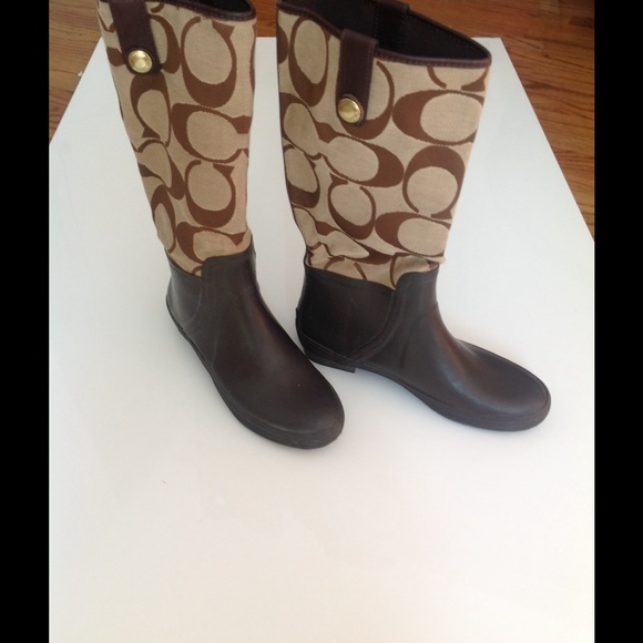 Signature Coach Polly Size 8 Medium Rain Boots💦