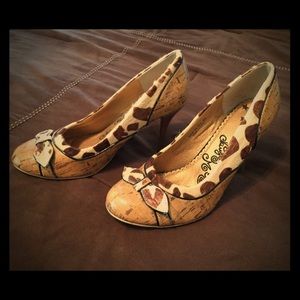 Naughty Monkey tan/pattern pumps