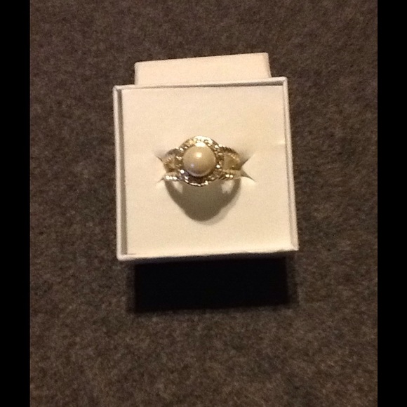 Costume jewelry faux pearl/CZ cocktail ring