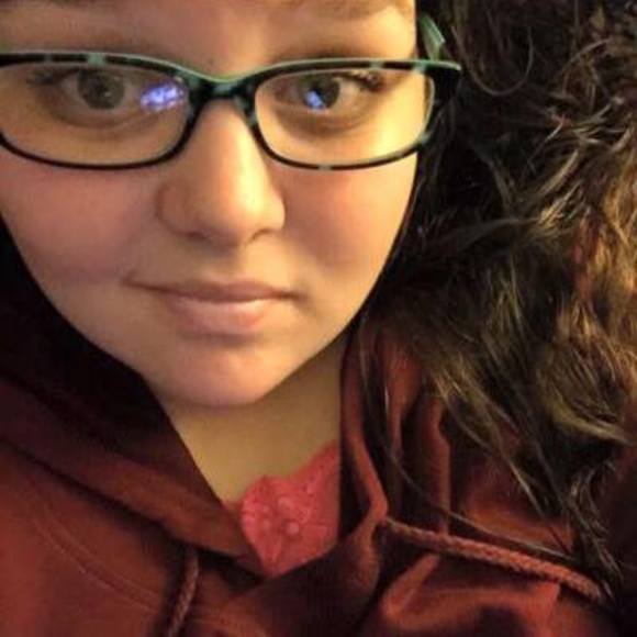 Meet your Posher, Lora