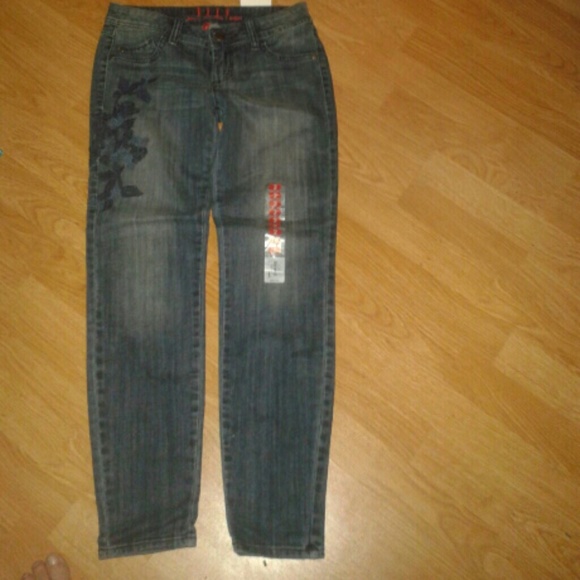 ELLE Skinny Ankle Jeans. Chic Casual