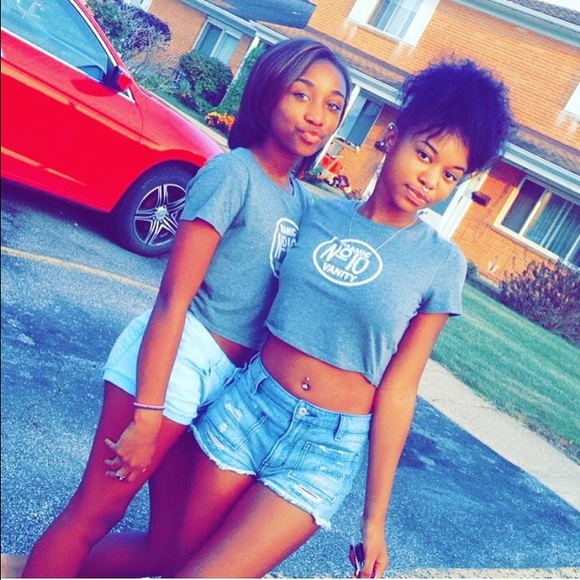 Manic Vanity No.10 CropTop - Picture 2 of 2