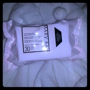 Facial cleansing cloths with botanicals
