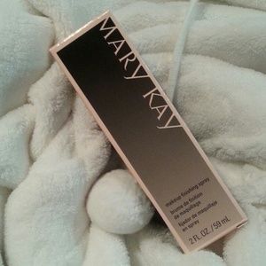 Makeup finishing spray