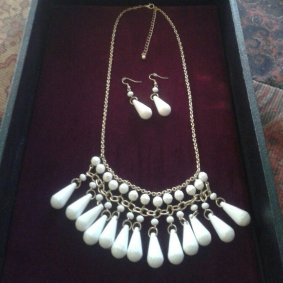 Gorgeous White Coordinated Earring & Necklace Se
