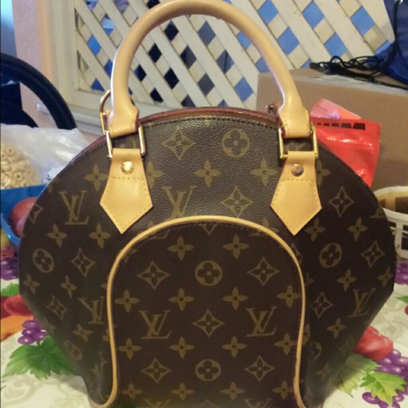 MAKE ME AN OFFER LV Louis Vuitton Monogram Ellipse