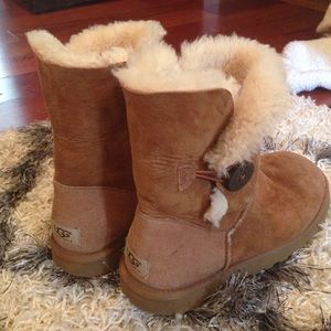 UGG Bailey Button