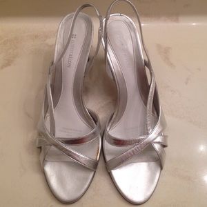 ⭐️ HELD ⭐️ @oliviabarkey Silver Slingback Heels