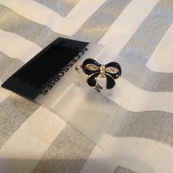 Old Navy Jewelry - Bow ring