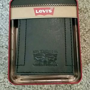 Men's Levis wallet still in Package