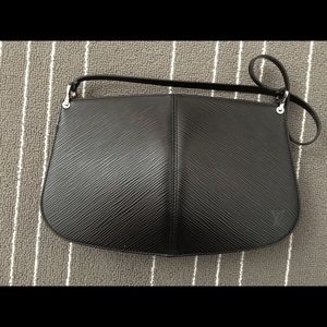 Authentic Louis Vuitton Epi Leather  Poachette