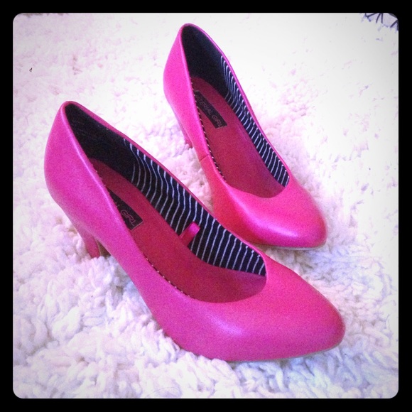 Adorable hot pink pumps!