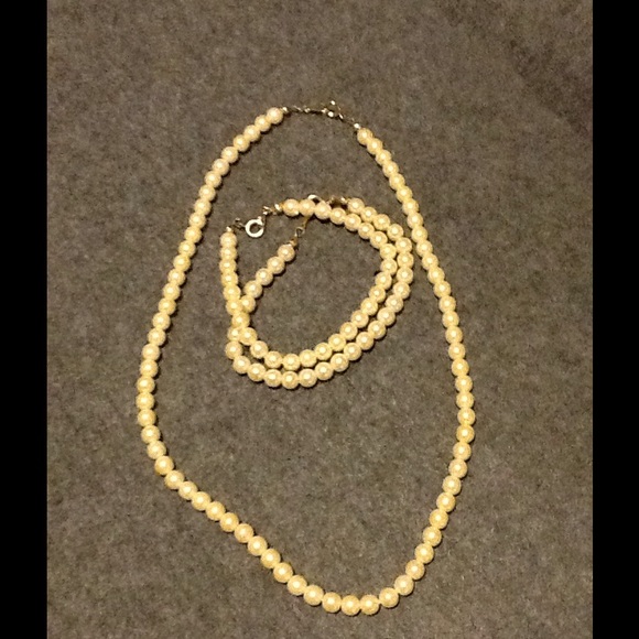Simple faux Pearl Necklace and Bracelet set