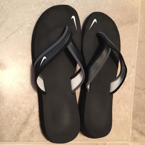 Nike women's black flip flops