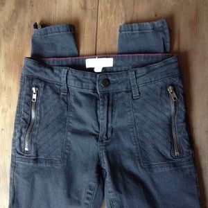 Black skinny jeans w/ zipper pocket and leg detail