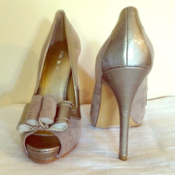 Nine West Gray Suede Pumps