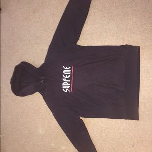 Supreme Riot pull-over