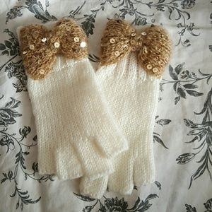 BETSEY JOHNSON  fingerless gloves
