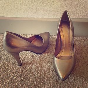 Silver pumps