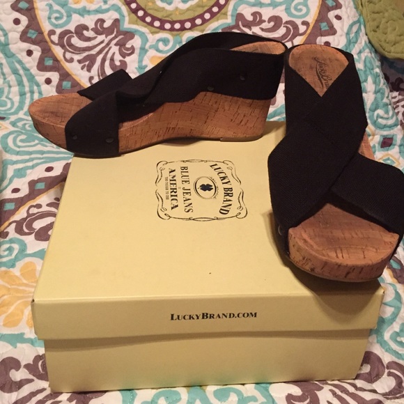 Lucky Brand Wedge - Picture 2 of 3