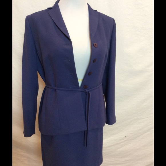 Womens size 8P 2 piece suite.