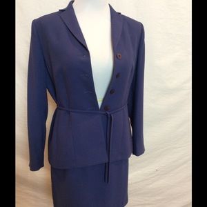 Womens size 8P 2 piece suite.