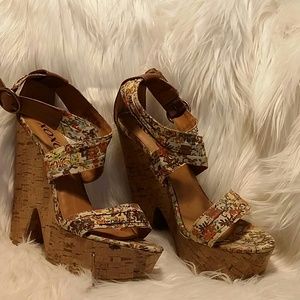 XOXO platform sandal