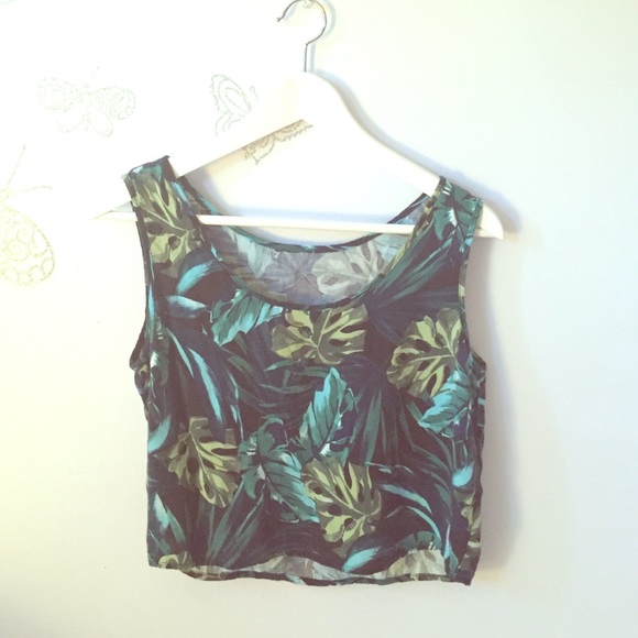 Green leaves crop top 🍃🌿