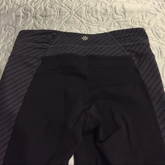 SOLD 🎉 black & gray stripe capris