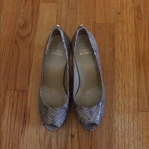 Stuart Weizmann pump, peep toe