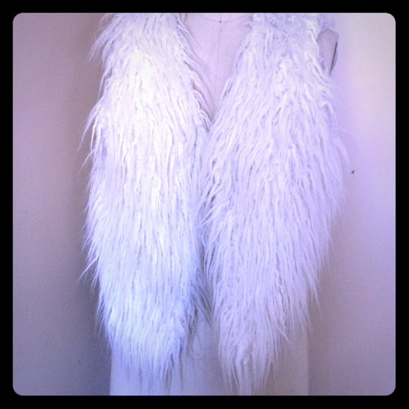 Shaggy white 60s trend fall vest