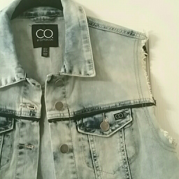 *SOLD IN BUNDLE* Denim Vest - Picture 2 of 4