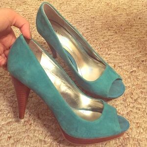 Beautiful teal heels