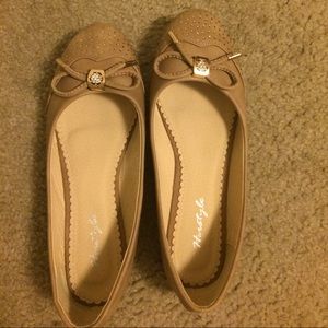 Comfortable beige/light gold flats
