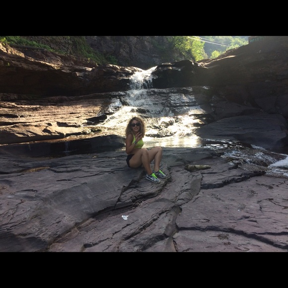 Meet your Posher, Stephanie - Picture 2 of 4