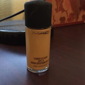 Mac liquid foundation