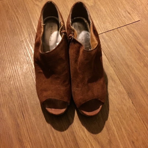 Attention tan wedges with snake skin heel