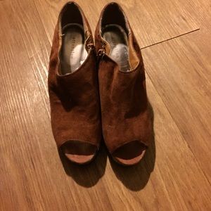 Attention tan wedges with snake skin heel