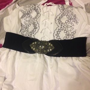 Pretty Waist-Cinching Belt - Black And Silver
